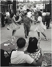 Chez Maxe, Joinville 1947 - © Willy Ronis/Rapho